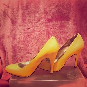 Jessica Simpson yellow pumps in good condition
